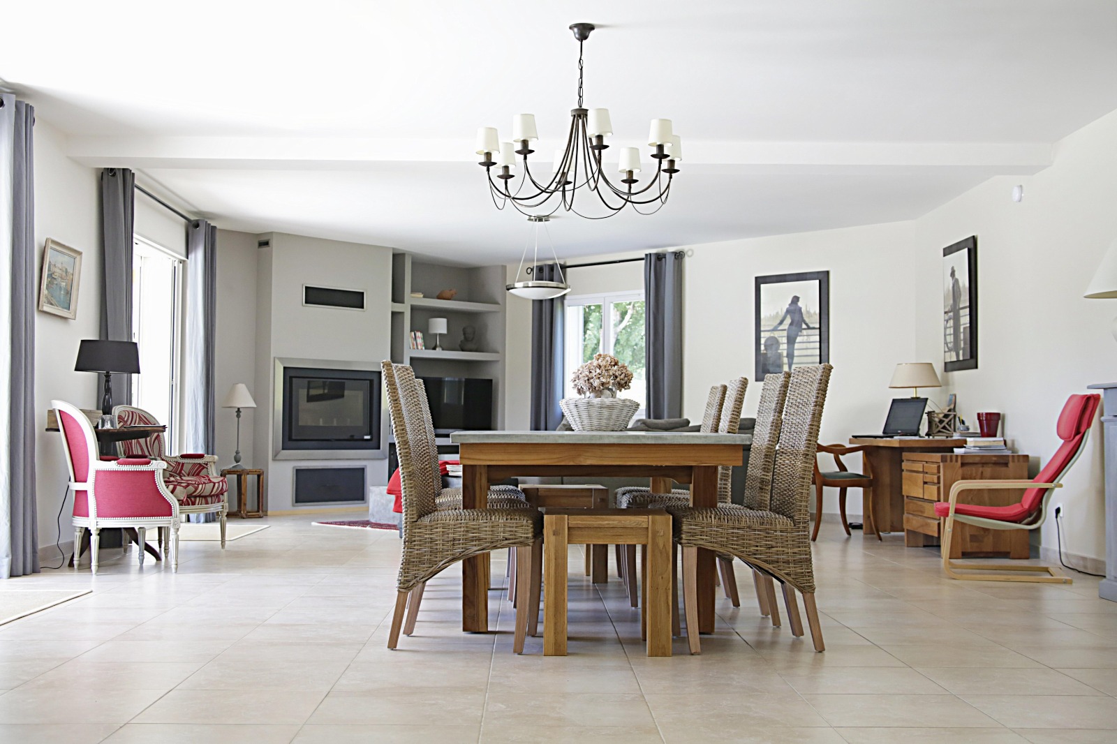 Living comedor con muebles de madera a medida realizados por Amoblamientos Ceballos